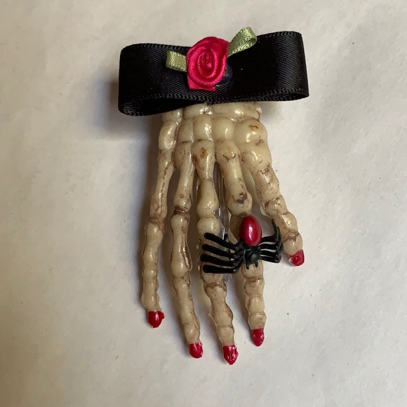 Skeleton hair clip with bow & black widow barrette - Picture 1 of 14